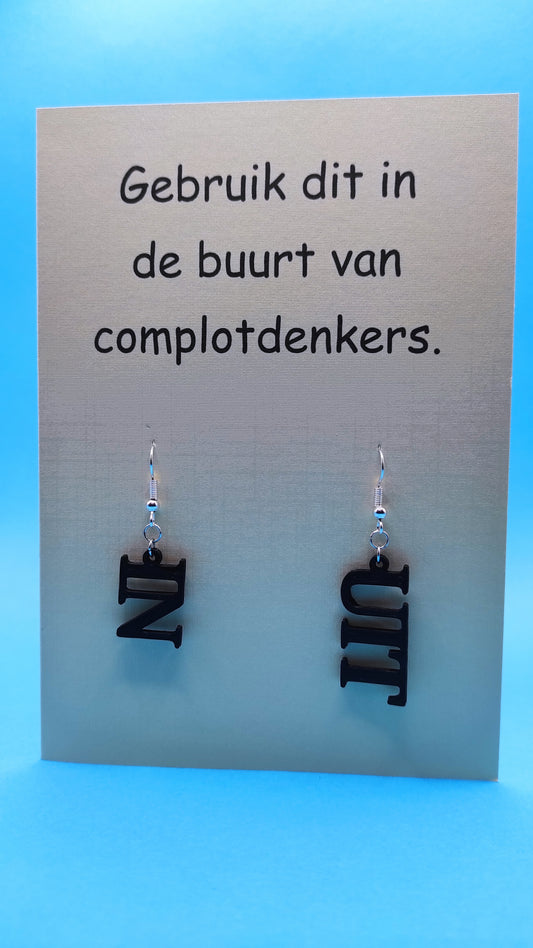 Wenskaart met oorbellen. Giftcard with earrings.