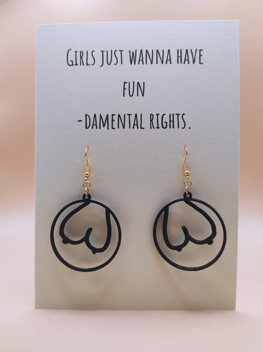 Wenskaart met oorbellen in de vorm van borsten. Giftcard with earrings. in the shape of boobs.