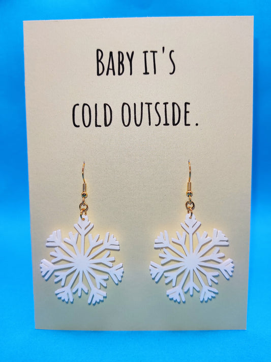 Wenskaart met witte oorbellen sneeuwvlok. Giftcard with white earrings snowflake.
