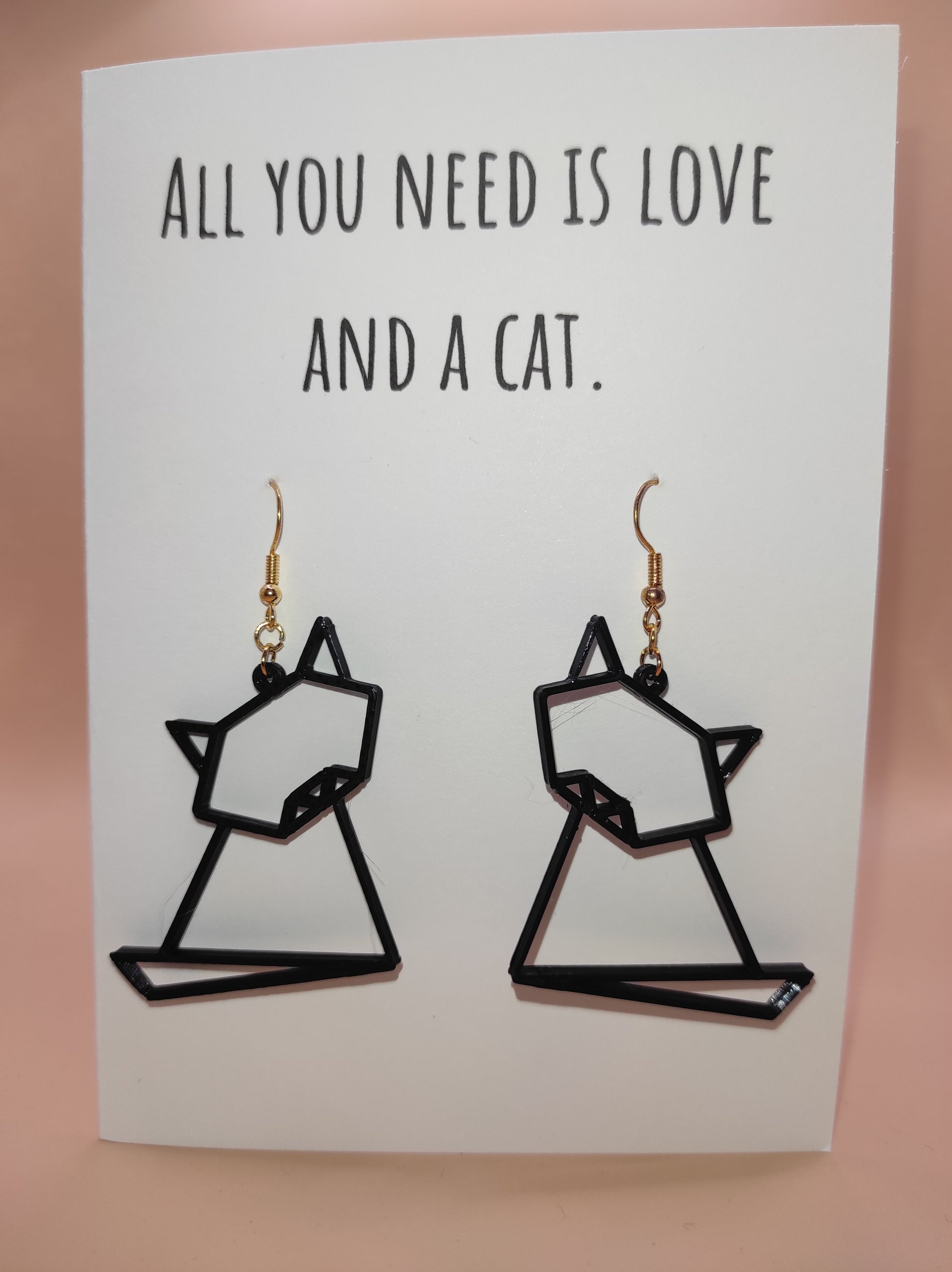 Giftcard met oorbellen in de vorm van een kat. Giftcard with earrings in the shape of a cat.