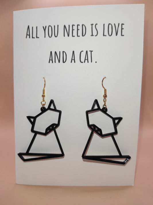 Giftcard met oorbellen in de vorm van een kat. Giftcard with earrings in the shape of a cat.