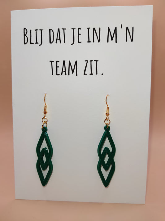 wenskaart met groene oorringen. Gift card with green earrings.